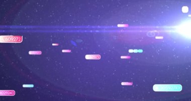 Sosyal medya simgeleri üzerinde imleç animasyonları ve gece gökyüzünde çok renkli afişler üzerinde numaralar. küresel sosyal medya ağı, dijital arayüz ve teknoloji konsepti dijital olarak oluşturulmuş video.