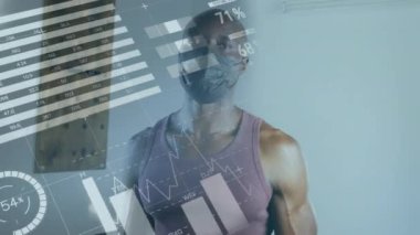 Spor salonunda hızlı maskeli formda bir adam için covid 19 istatistik ve veri işleme animasyonu. küresel koronavirüs salgını ve iş durgunluğu kavramı dijital olarak oluşturulmuş video.
