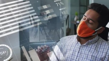 Ofisteki hızlı maskeli adam hakkında covid 19 istatistik ve veri işleme animasyonu. küresel koronavirüs salgını ve dijital olarak üretilen iş konsepti.