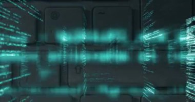 Gri arkaplanda bilgisayar klavyesinde yeşil veri işleme animasyonu. küresel teknoloji, ağ oluşturma ve dijital arayüz kavramı dijital olarak oluşturulmuş video.