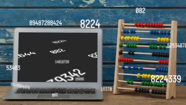 在木制背景上通过笔记本电脑和算盘改变数字的动画 网上教育 学习和技术概念数字制作的视频 — 图库视频影像