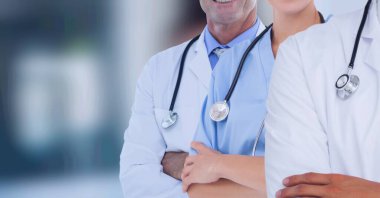 Tıbbi profesyonellerden oluşan bir ekibin orta bölümü ve hastanede kolları bağlı sağlık çalışanları. Sağlık ve Tıp Profesyonelliği kavramı