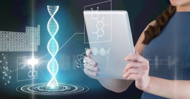 Tabletli Kafkas iş kadını üzerindeki dijital kimyasal ikonların bileşimi. küresel iş, finans ve ağ konsepti dijital olarak oluşturulmuş görüntü.