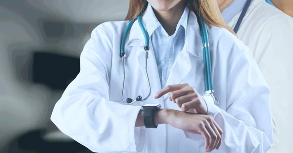 背景に病院に対する男性 女性医師の中間部 医療と医療のプロフェッショナリズムの概念 — ストック写真