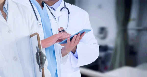 Střední Část Týmu Doktorů Proti Nemocnici Pozadí Koncepce Zdravotní Lékařské — Stock fotografie
