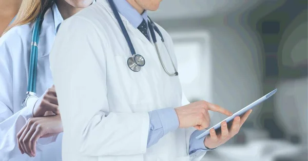 Corte Médio Médico Masculino Feminino Usando Dispositivos Eletrônicos Contra Hospital — Fotografia de Stock