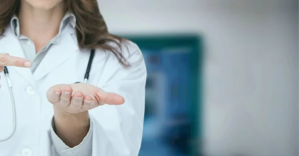 焦点病院を指す研究室のコートの女性医師の中間部の組成 医学と科学の概念はデジタルで生成され — ストック写真