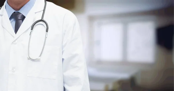 Sammansättning Mittsektionen Manlig Läkare Labbrock Med Stetoskop Över Fokus Sjukhus — Stockfoto