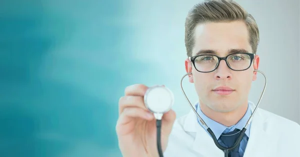 Retrato Médico Masculino Caucasiano Segurando Estetoscópio Contra Fundo Gradiente Verde — Fotografia de Stock