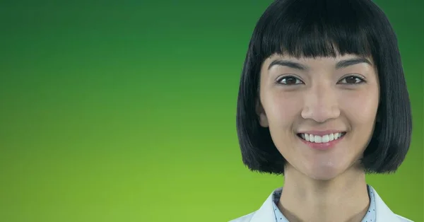 Портрет Азійської Жінки Лікаря Який Посміхається Зеленому Жовтому Тлі Градієнту — стокове фото