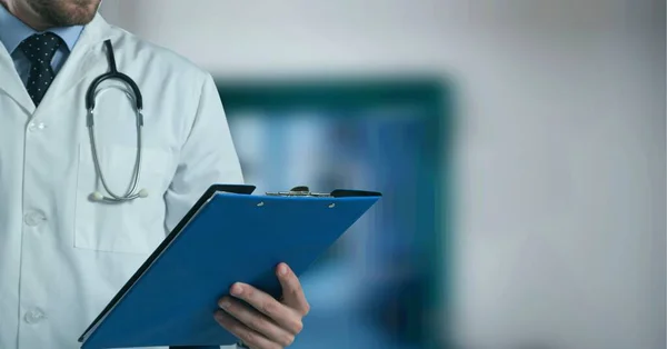 Composição Parte Central Médico Masculino Jaleco Segurando Prancheta Fora Hospital — Fotografia de Stock