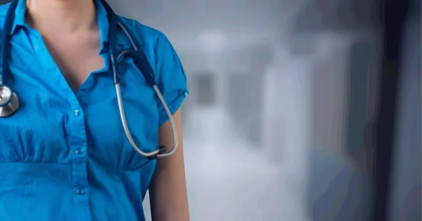 Sammansättning Mittsektionen Kvinnlig Läkare Med Stetoskop Över Fokus Sjukhus Medicin — Stockfoto