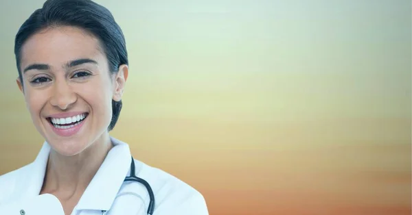 Retrato Médico Feminino Caucasiano Sorrindo Contra Fundo Azul Gradiente Marrom — Fotografia de Stock