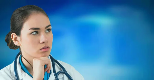 Asiatisk Kvinnlig Läkare Bär Stetoskop Med Handen Hakan Mot Blå — Stockfoto