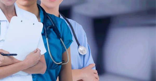 Средний Раздел Команды Медицинских Работников Медицинских Работников Против Больницы Фоновом — стоковое фото