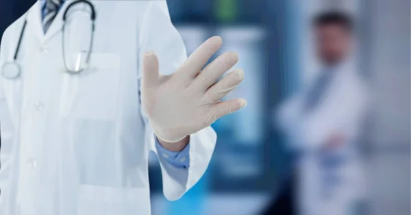 Sammansättning Mittsektionen Manlig Läkare Labbrock Hand Kirurgisk Handske Fokus Sjukhus — Stockfoto