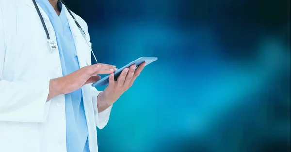 Skład Środkowej Części Męskiego Lekarza Fartuchu Laboratoryjnym Stetoskopem Tabletką Niebieskim — Zdjęcie stockowe