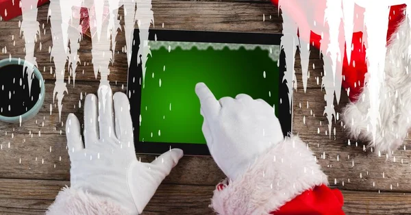 Samenstelling Van Ijspegels Boven Kerstman Met Behulp Van Tablet Technologie — Stockfoto