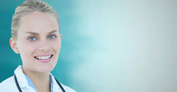 Portret Białej Lekarki Uśmiechającej Się Zielonym Tle Koncepcja Opieki Zdrowotnej — Zdjęcie stockowe