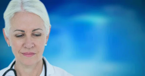 Doctora Mayor Caucásica Usando Estetoscopio Contra Fondo Azul Degradado Concepto —  Fotos de Stock
