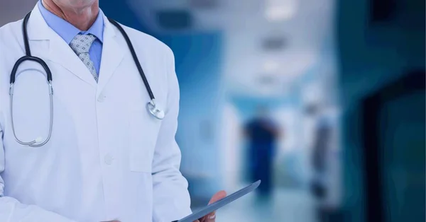 Composição Parte Central Médico Masculino Jaleco Segurando Prancheta Fora Hospital — Fotografia de Stock