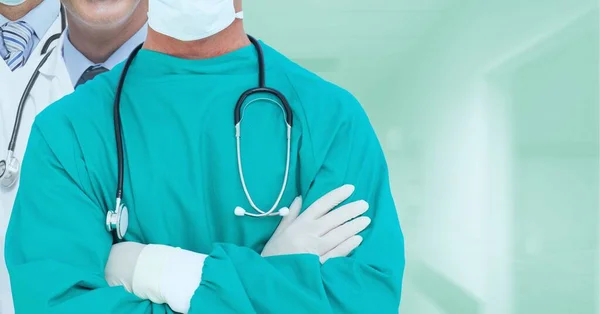 Sección Media Del Equipo Profesionales Médicos Contra Hospital Fondo Concepto —  Fotos de Stock