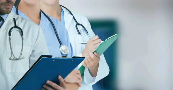 Средний Раздел Команды Медицинских Работников Медицинских Работников Против Больницы Фоновом — стоковое фото