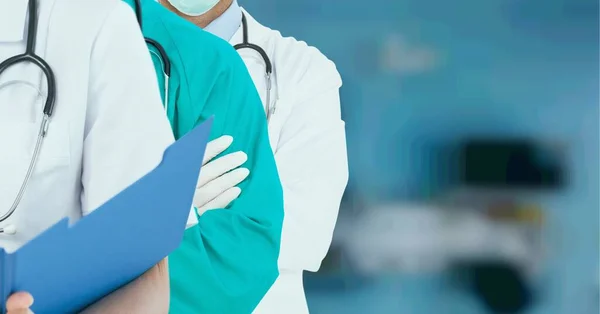 Sección Media Del Equipo Profesionales Médicos Trabajadores Salud Contra Hospital — Foto de Stock