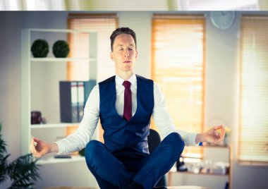 Ofis arka planında meditasyon yapan gözü kapalı bir iş adamı kompozisyonu. Rahatlama ve sağlıklı yaşam tarzı konsepti dijital olarak oluşturuldu.