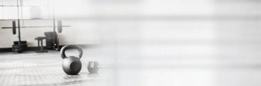 Spor salonunun zemininde gri ışıklı kettlebell kompozisyonu. egzersiz, spor aletleri ve aktif yaşam tarzı konsepti dijital olarak oluşturulmuş görüntü.