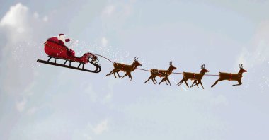 Noel Baba 'nın kızak içindeki kompozisyonu. Ren geyikleri tarafından çekilen bulutlar. Noel geleneği ve şenlik konsepti dijital olarak oluşturuldu.