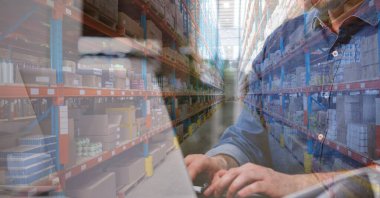 Depodaki kutularla dolu raflarda dizüstü bilgisayar kullanan bir adam kompozisyonu. küresel sevkiyat ve dağıtım konsepti dijital olarak oluşturuldu.