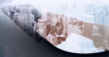 İş adamı ve iş kadınının şehir manzarasında el sıkışması. iş, finans, müzakereler ve dijital olarak oluşturulan başarı konsepti.