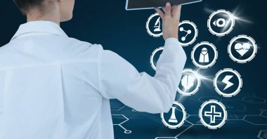 Mavi arka planda tıbbi simgeleri olan sanal ekran kullanan kadın doktor kompozisyonu. küresel tıp ve dijital arayüz kavramı dijital olarak oluşturulmuş görüntü.