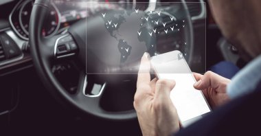 Arabadaki akıllı telefonu kullanarak iş adamının interaktif ekranındaki veri işleme bileşimi. iş, teknoloji ve dijital arayüz kavramı dijital olarak oluşturulmuş görüntü.