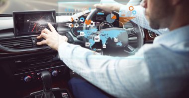 Navigasyon aracı kullanan iş adamının interaktif ekranındaki veri işleme bileşimi. iş, teknoloji ve dijital arayüz kavramı dijital olarak oluşturulmuş görüntü.