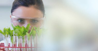 Laboratuvardaki kadın bilim adamının kompozisyonu test tüplerini hareket bulanıklığıyla kontrol ediyor. Bilim ve araştırma teknolojisi konsepti dijital olarak oluşturulmuş görüntü.