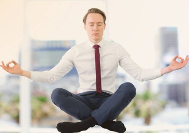 Arka planda, meditasyon yaparken gözleri kapalı iş adamının kompozisyonu. Rahatlama ve sağlıklı yaşam tarzı konsepti dijital olarak oluşturuldu.