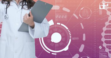 Kırmızı arka planda tıbbi simgeleri olan sanal ekran kullanan kadın doktor kompozisyonu. küresel tıp ve dijital arayüz kavramı dijital olarak oluşturulmuş görüntü.
