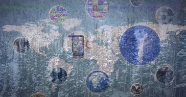 Dünya haritası üzerindeki simgelerle bağlantı ağının bileşimi. küresel bağlantılar ve ağ konsepti dijital olarak oluşturulmuş görüntü.