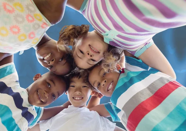 Composição Escolares Sorrindo Abraçando Sobre Fundo Azul Conceito Educação Amizade — Fotografia de Stock