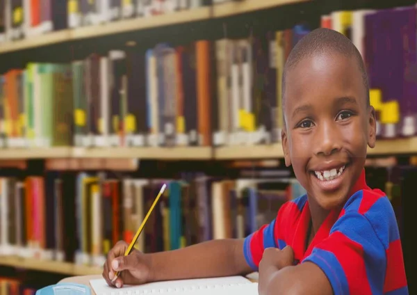 Komposition Des Porträts Eines Lächelnden Afrikanisch Amerikanischen Schuljungen Der Bibliothek — Stockfoto