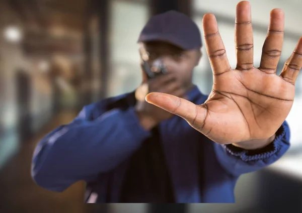 Composizione Della Guardia Sicurezza Maschile Utilizzando Walkie Talkie Mano Tesa — Foto Stock