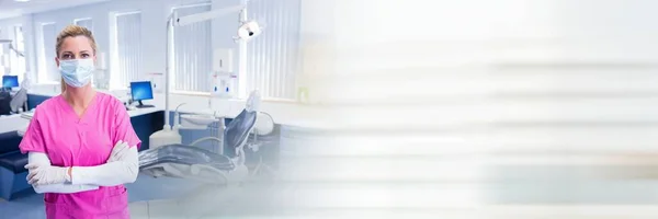Sammansättning Kvinnlig Tandläkare Ansiktsmask Operation Med Suddiga Ljusspår Tandvård Koncept — Stockfoto
