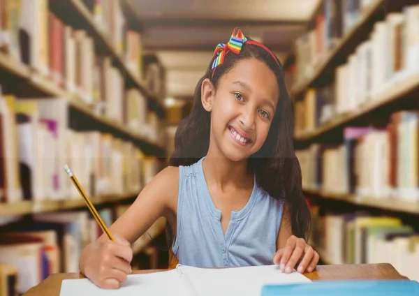 Schulmädchen Lächelt Die Kamera Während Sie Einer Bibliothek Stöbert Bibliothek — Stockfoto