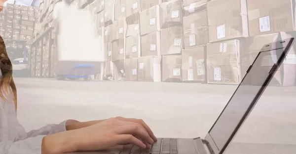 Composição Mulher Usando Laptop Sobre Caixas Empilhadas Armazém Conceito Global — Fotografia de Stock