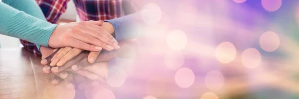 Sammansättning Mittsektionen Människor Stapling Händer Med Fläckar Ljus Vänskap Motivation — Stockfoto