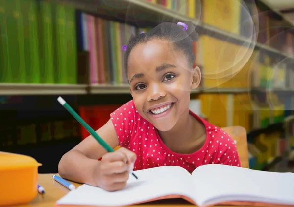 Skład Uśmiechniętej Afrykańskiej Uczennicy Bibliotece Plamami Tle Powrót Koncepcji Szkoły — Zdjęcie stockowe