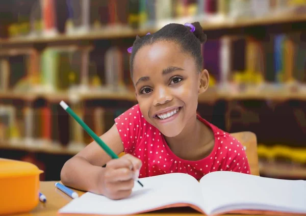 Kompozycja Portretu Uśmiechniętej Afrykańskiej Uczennicy Bibliotece Powrót Koncepcji Szkoły Edukacji — Zdjęcie stockowe