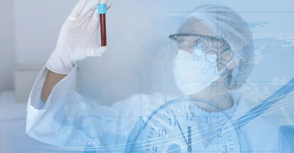 Zusammensetzung Der Medizinischen Datenverarbeitung Über Den Arzt Anzug Mit Blutprobe — Stockfoto